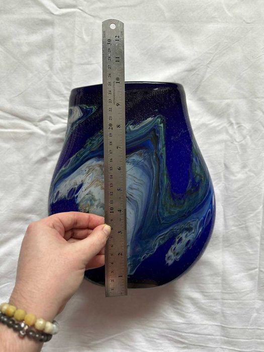 Масивна ваза з  гутного скла синього кольору