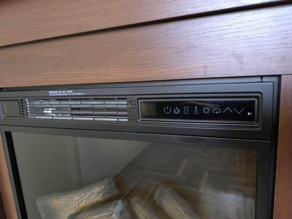 Kominek elektryczny LED z obudową z funkcją grzania