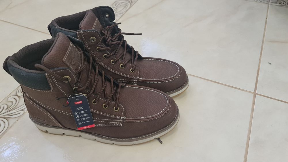 Чоловіче взуття levis