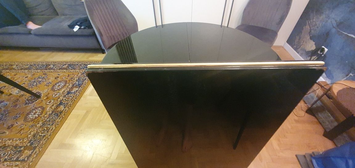 Czarny rozkładany stół