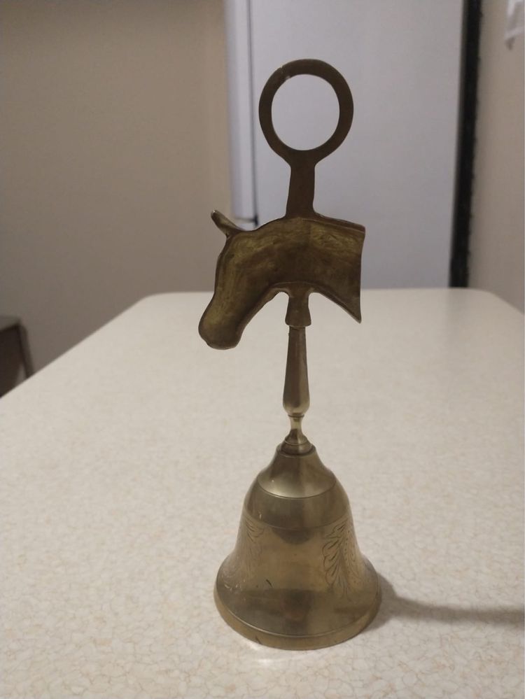 Mosiężny dzwonek z koniem 24 cm wysokości
