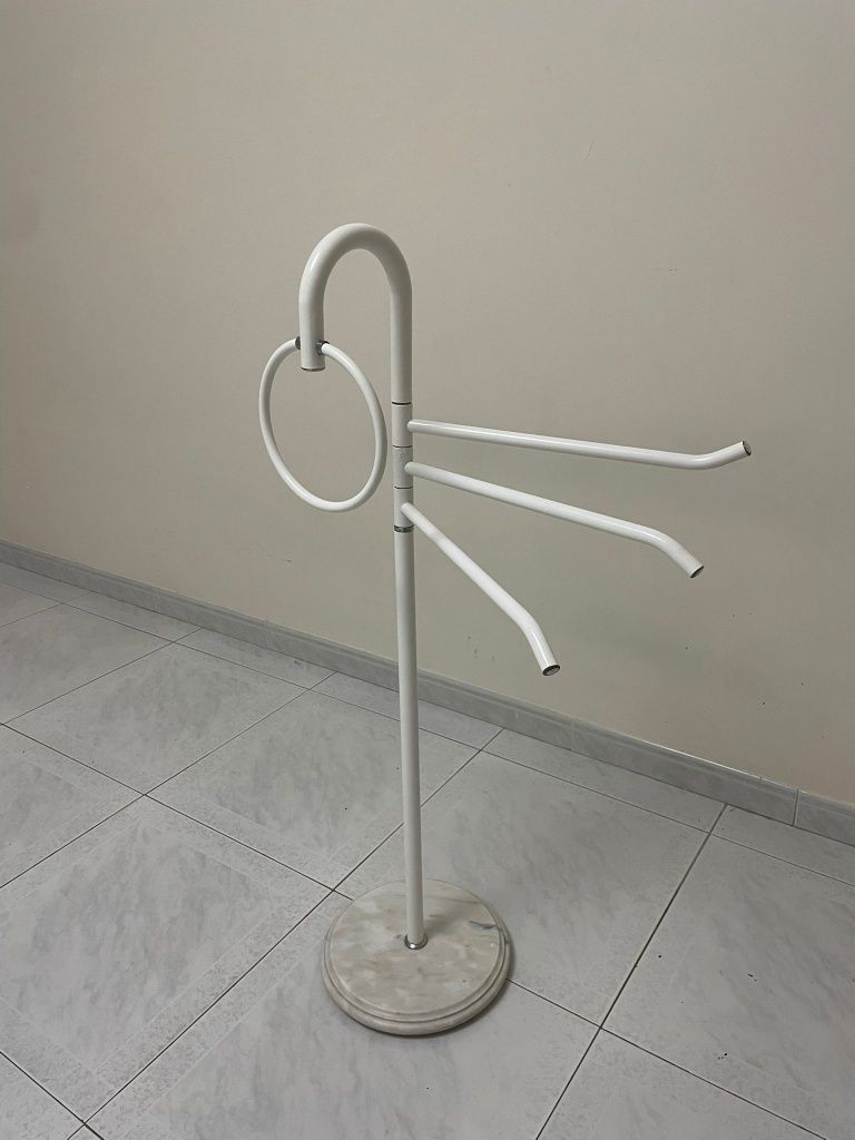 Toalheiro de casa de banho com base em pedra