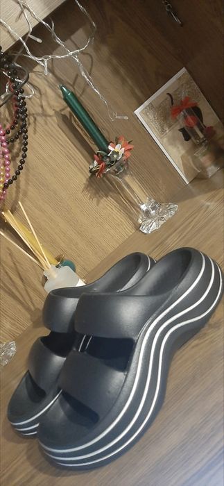 Черні сланци на товстій підошві