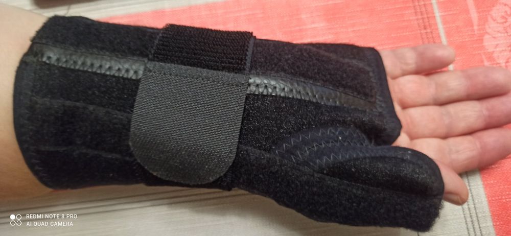 Бандаж з ребрами жорсткості на зап'ясті