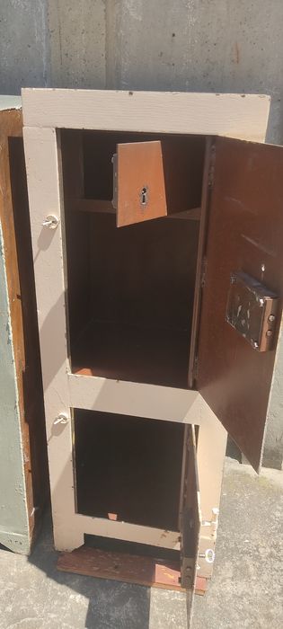 Сейфи  металеві товстостінні.