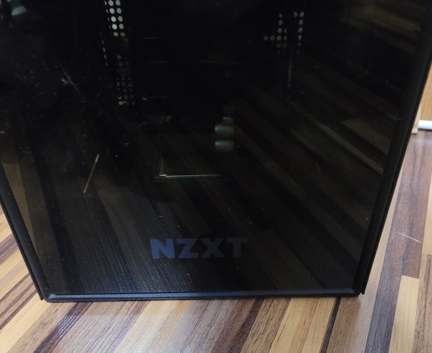 komputer w doskonałej, drogiej obudowie NZXT h1