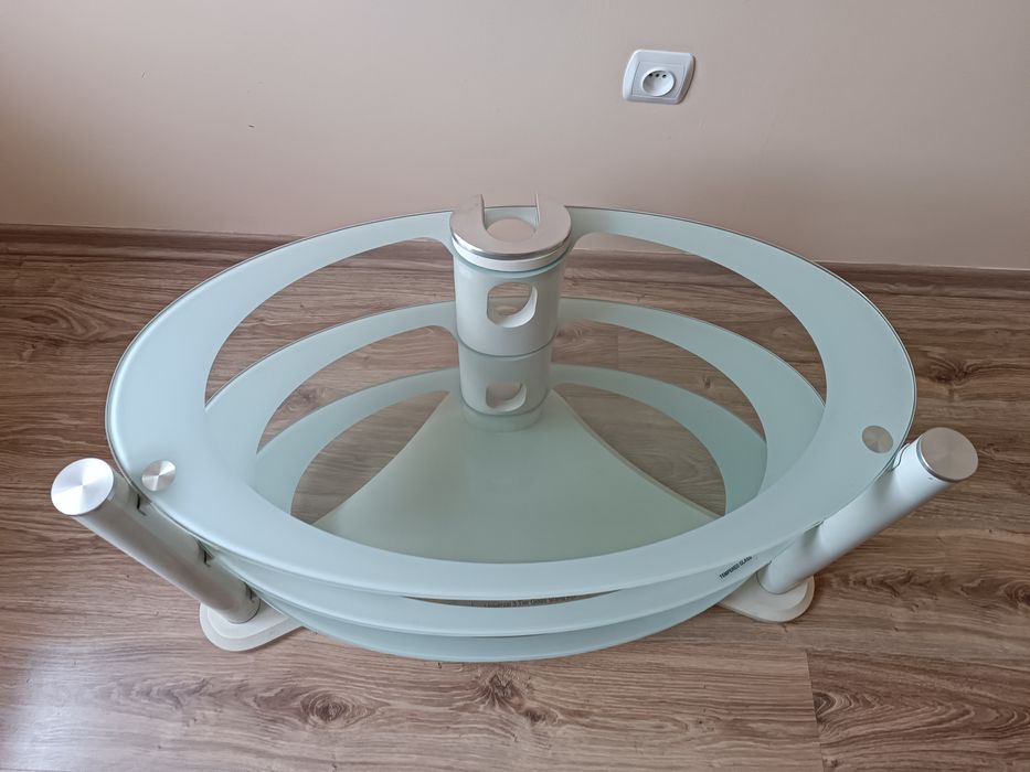 Szklany stolik pod telewizor