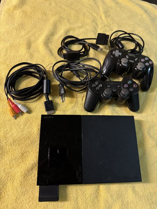 Playstation 2 com 2 comandos e 1 jogo