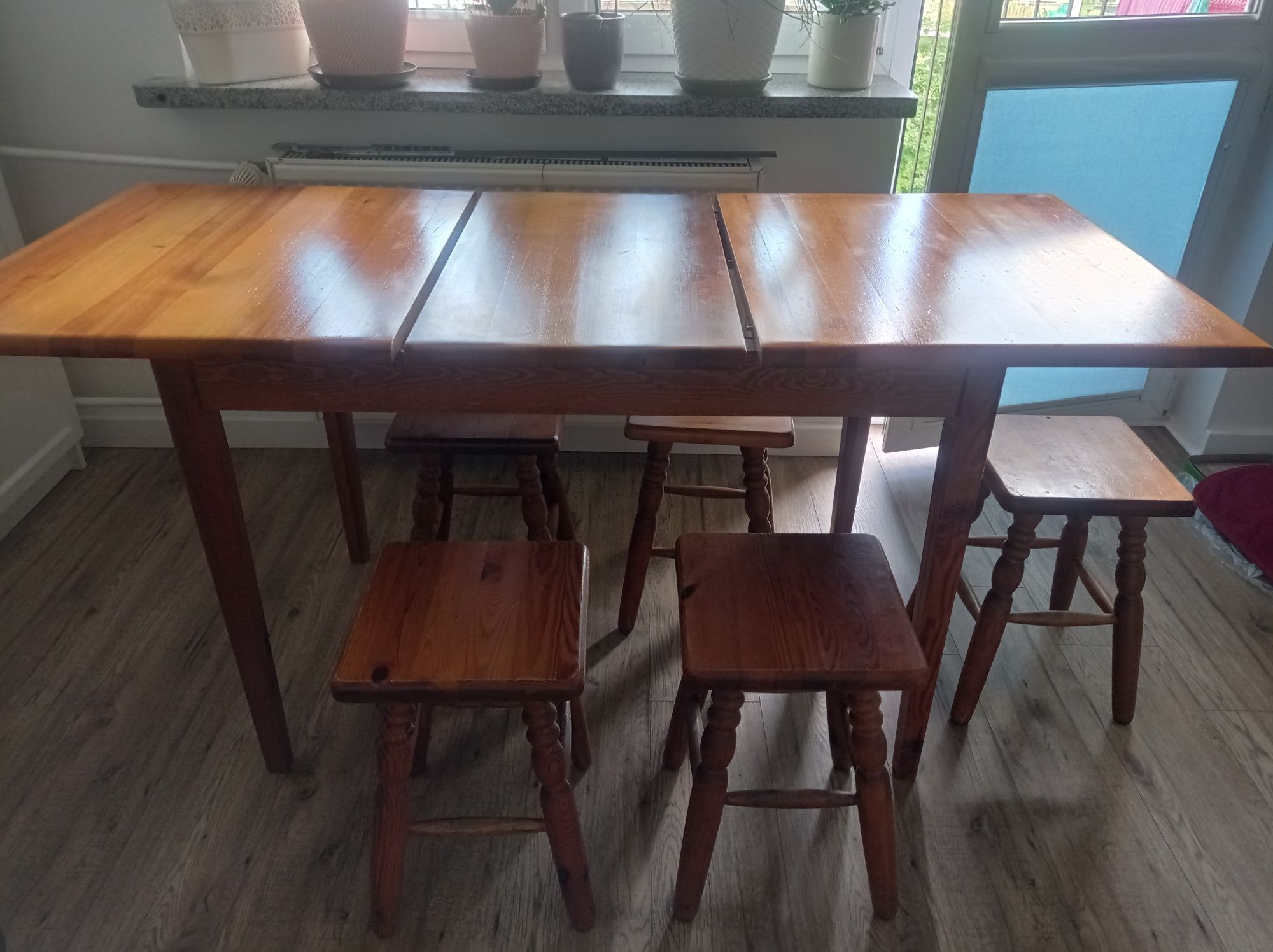 Stół  rozkładany, solidny, z litego drewna