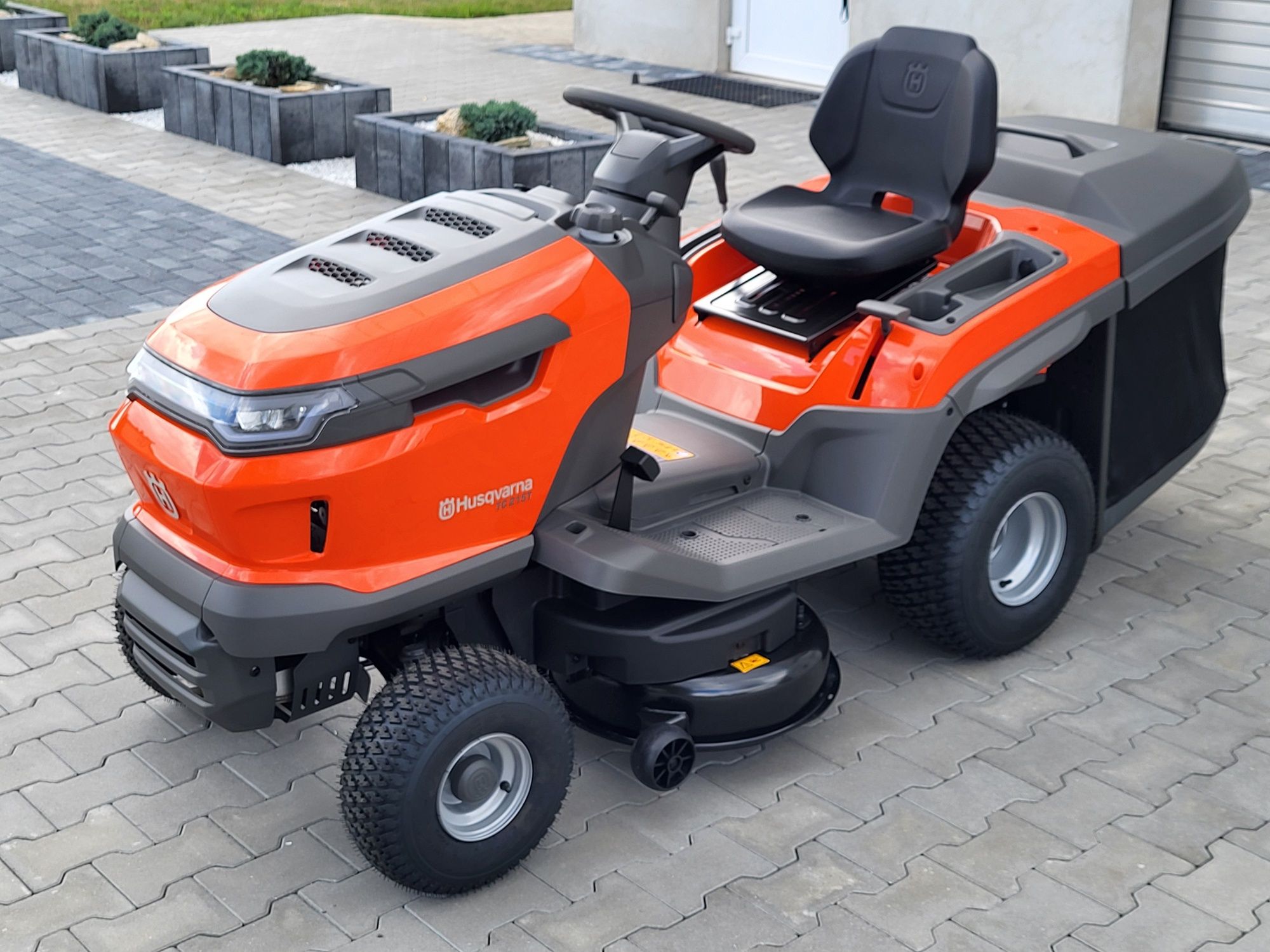 Husqvarna TC 215T V2 18KM 2025r po demo 8h traktorek kosiarka