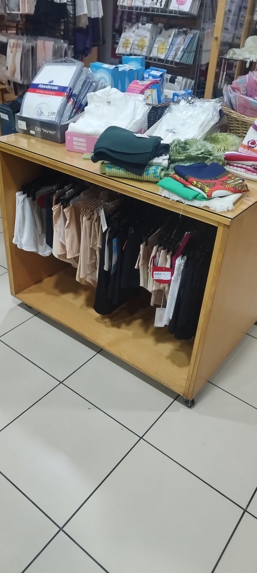 Móvel de exposição de roupa com rodas