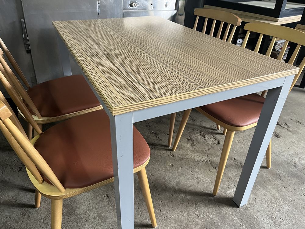 Mesa rectângular com 4 cadeiras em Madeira com tampo forrado
