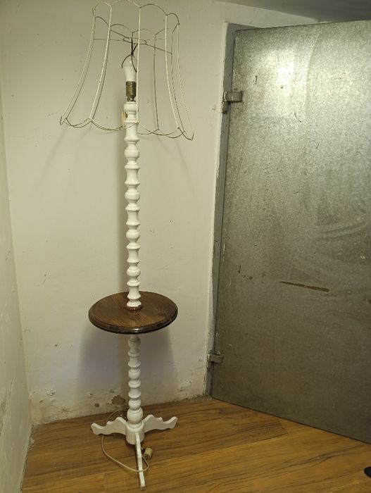 Lampa ze stolikiem