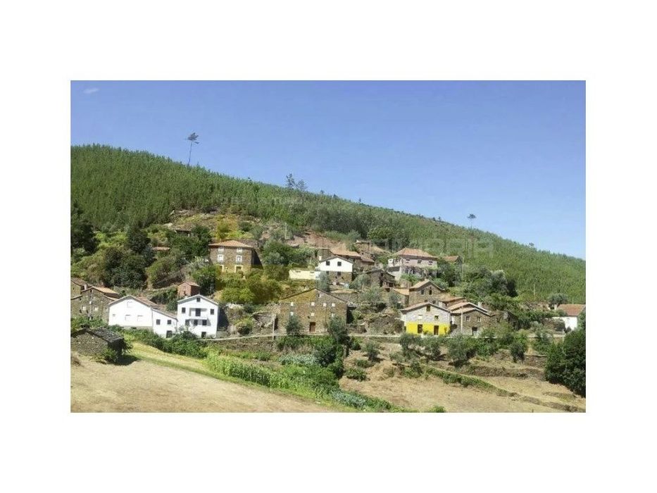 Ruína inserida em terreno urbano com 47m2 com área bruta de constru...