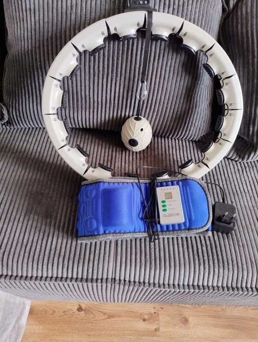 Hula hop z obciążeniem i masażerem oraz pas wibrujący.