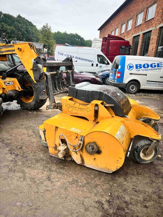 оренда екскаватора з бункерною щіткою, прибирання парковок та дороги