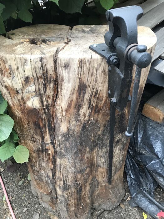 Stare imadlo kowalskie na pniu