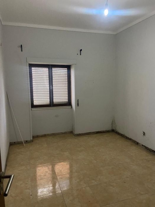 VENDE-SE MORADIA GEMINADA- VALADARES