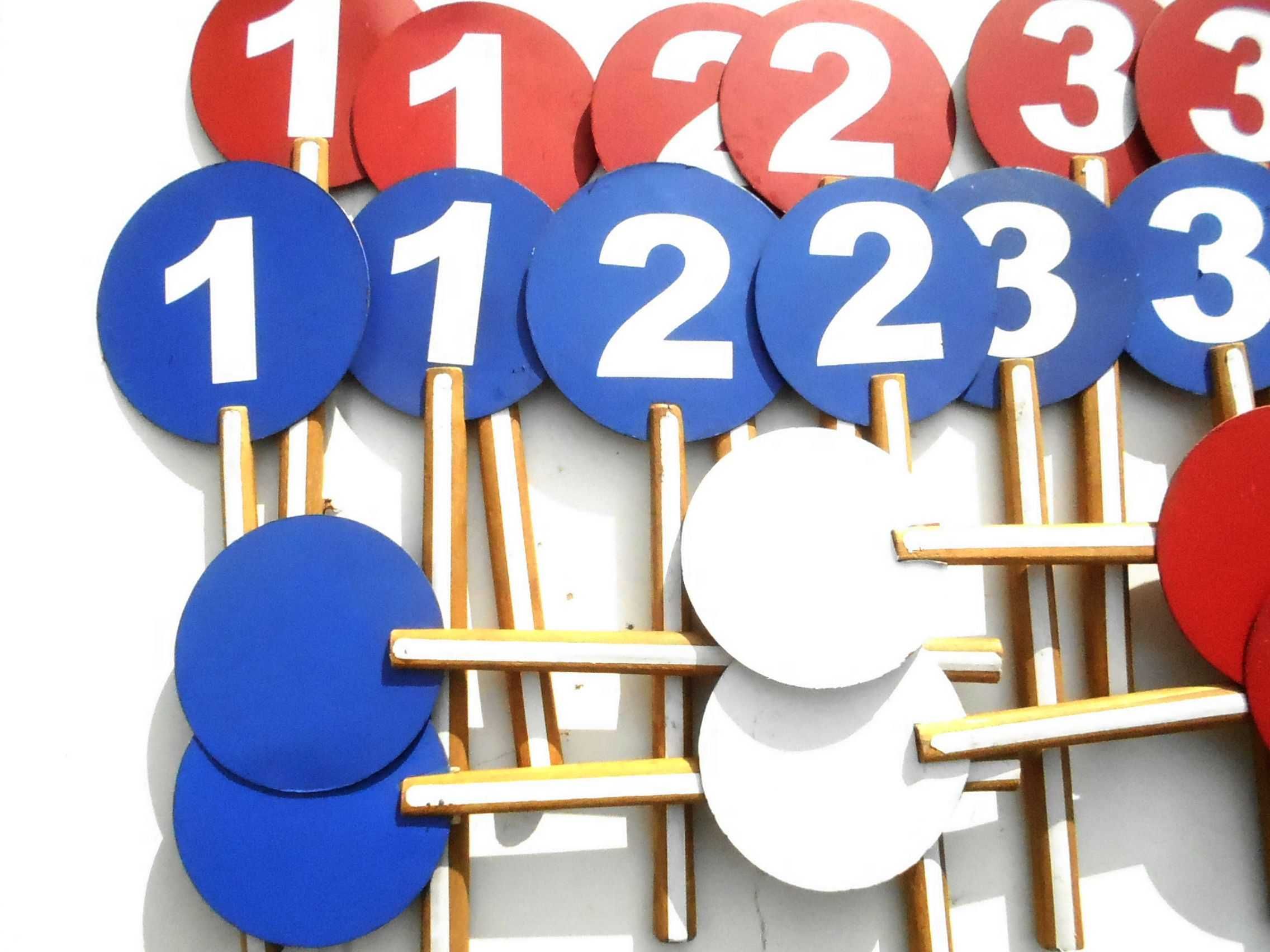 Tabliczki z numerami w kolorze czerwonym i niebieskim  okrągła
