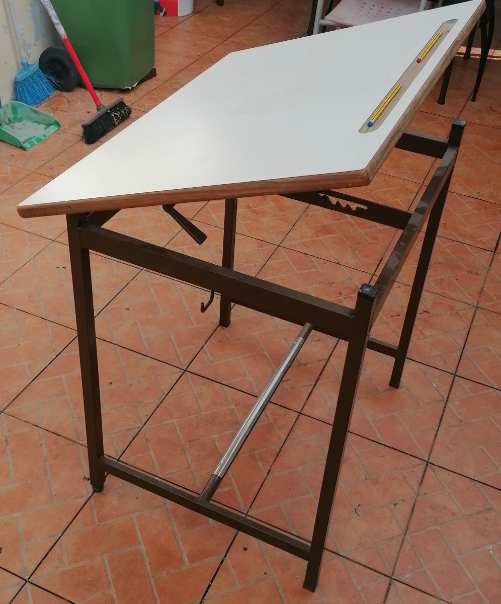 Mesa de desenho vintage com inclinação