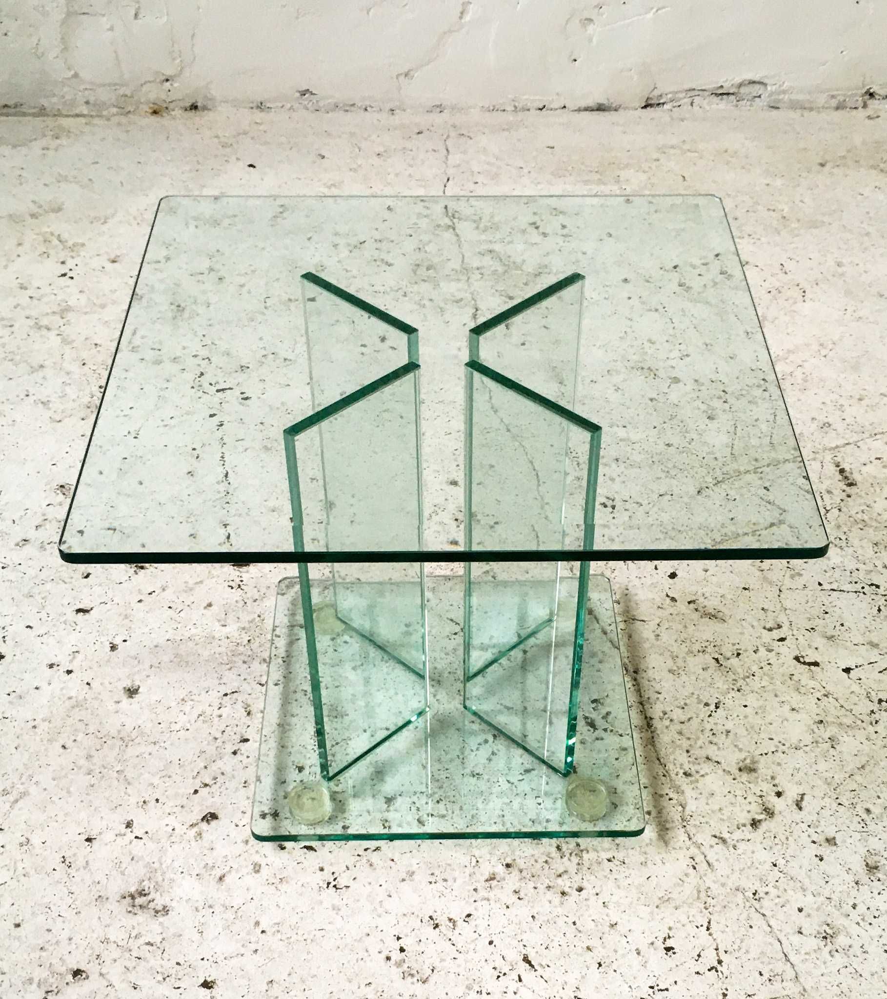 Szklany stolik podręczny