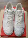 Buty sportowe marki "Nike"
