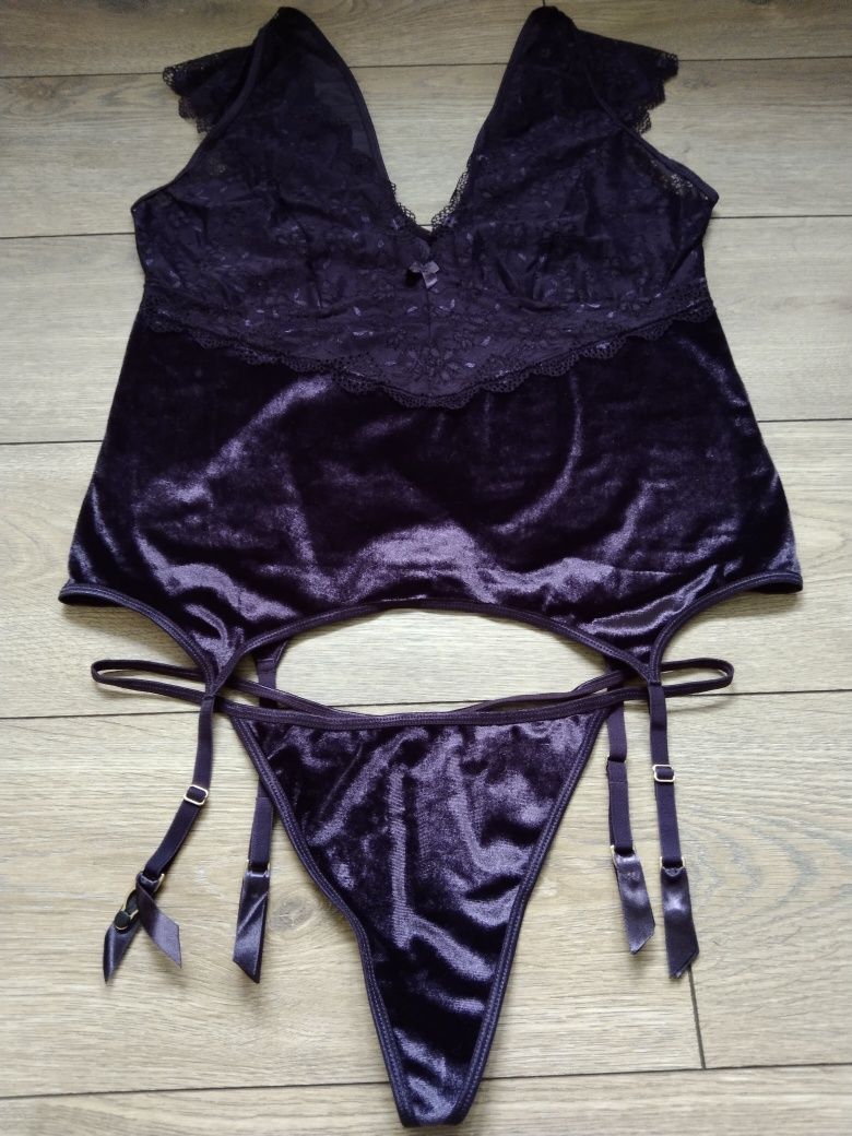 Erotyczny welurowy komplet bielizny fiolet aksamit stringi paski 44 XL