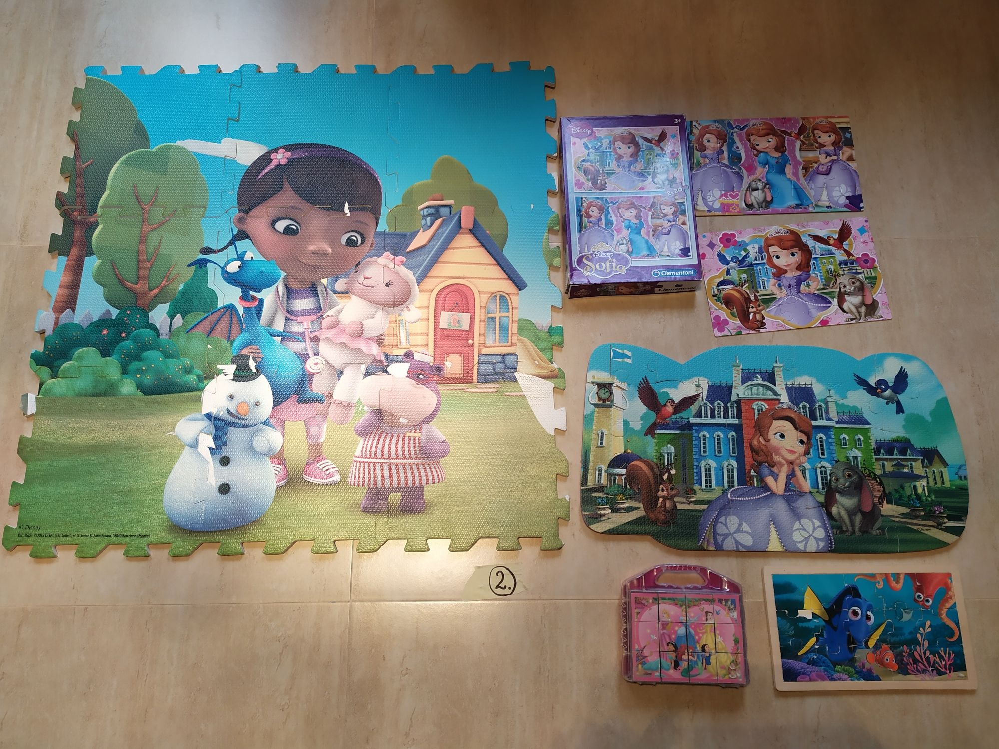 Zestaw puzzle dla małej dziewczynki.  Księżniczka Zosia i inne