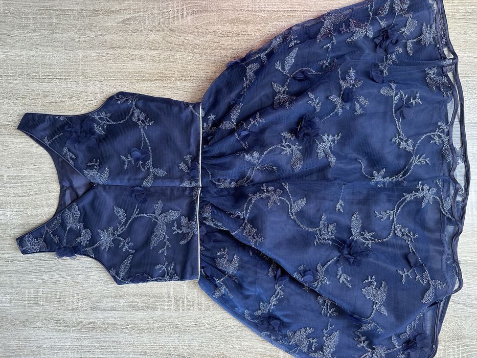 Śliczna granatowa sukienka ze srebrnymi dekoracjami cool club