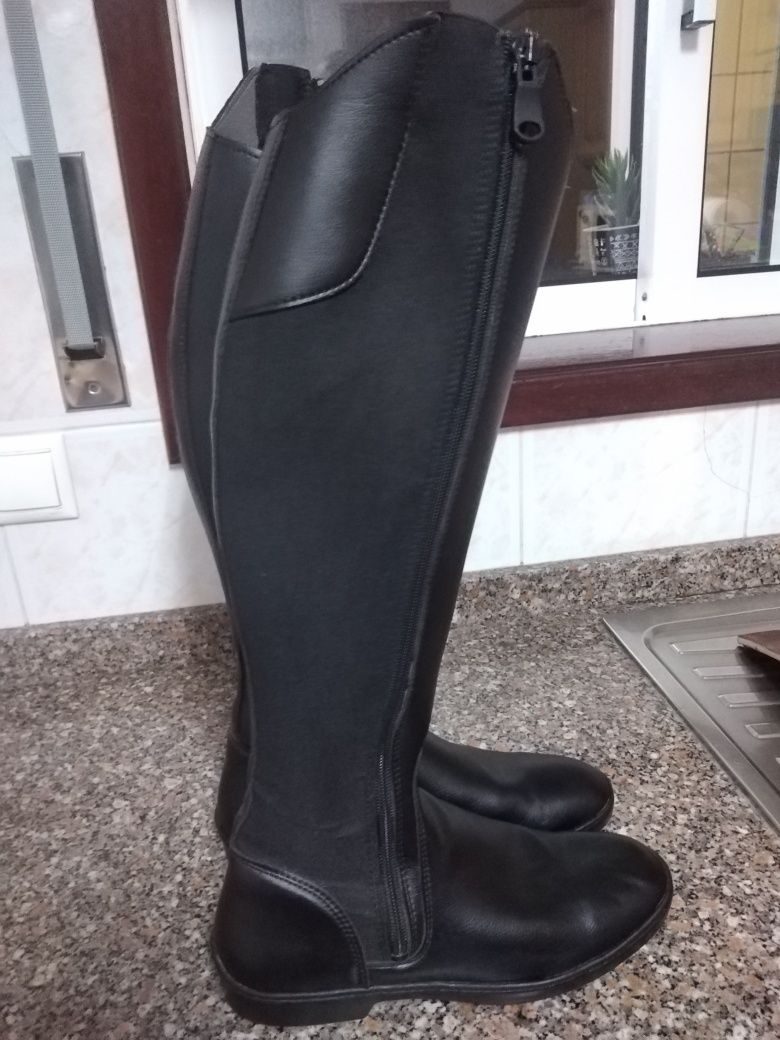 Botas de equitação e capacete