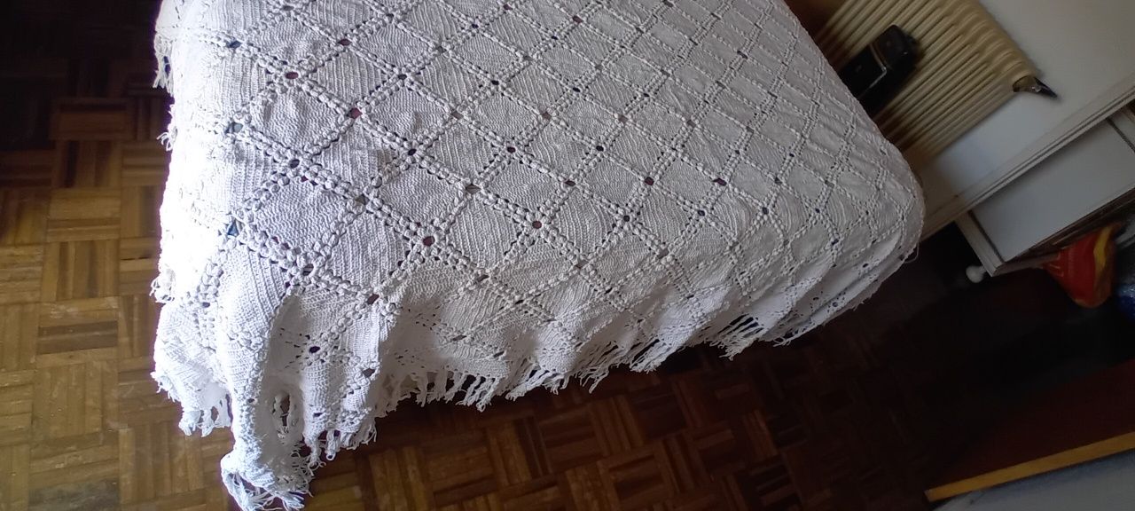 Vendo cobertas, naperons de renda para camas.
