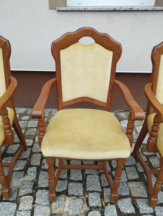 Komplet drewnianych krzeseł