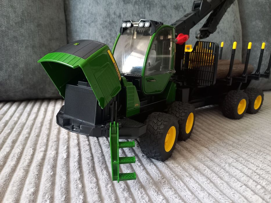 Трактор лісовоз John Deere від Bruder