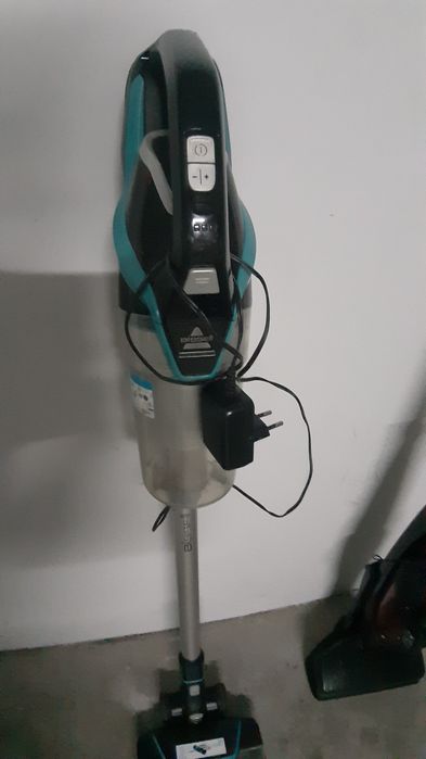 Dois aspiradores a bateria