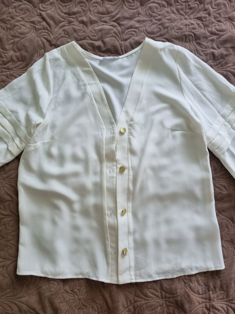 Біла блуза з цікавими рукавами