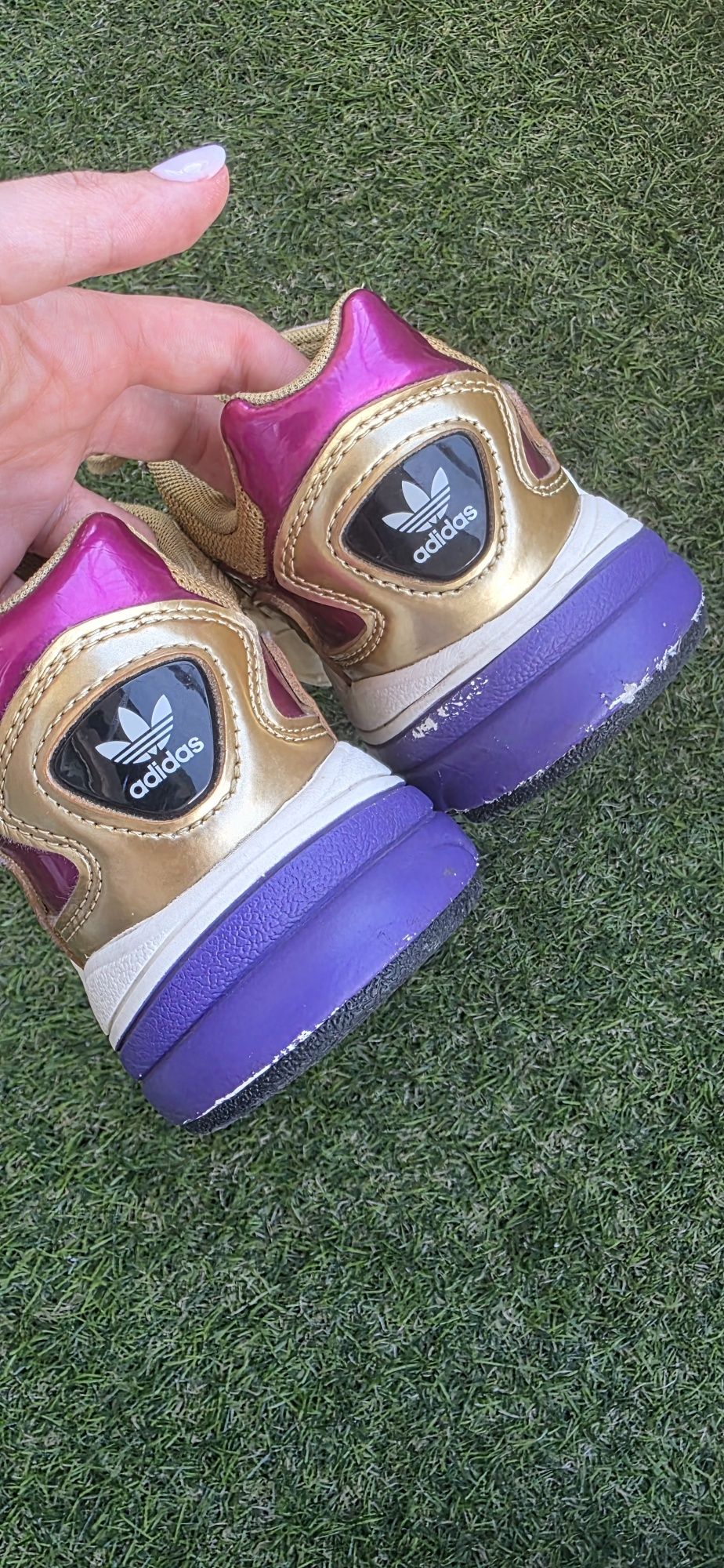 Tenis adidas dourados
