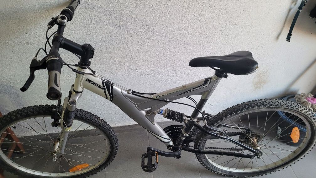 Bicicleta em prateada marca decatlon