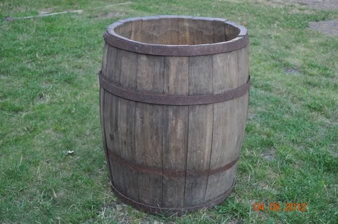 Stara drewniana beczka po whisky