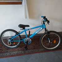 Bicicleta azul de marca B-Twin