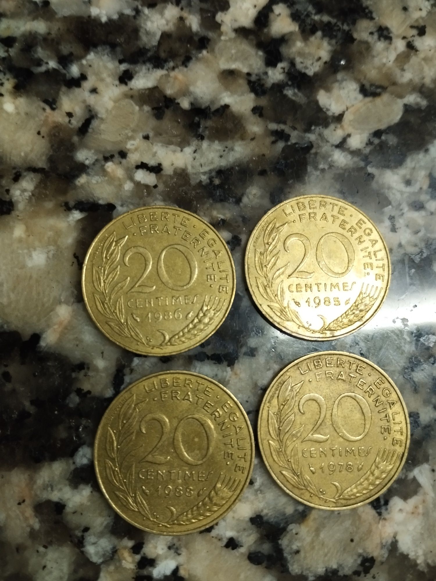 Vendo moedas antigas e raras.