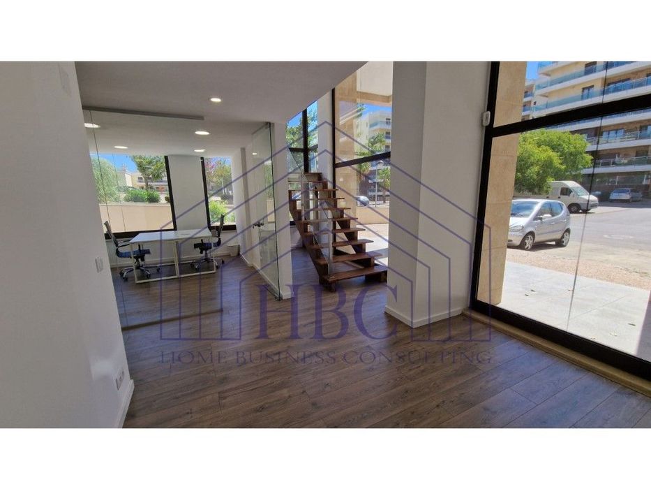 Espaço comercial com escritórios situado na Urbanização dos Terraço...