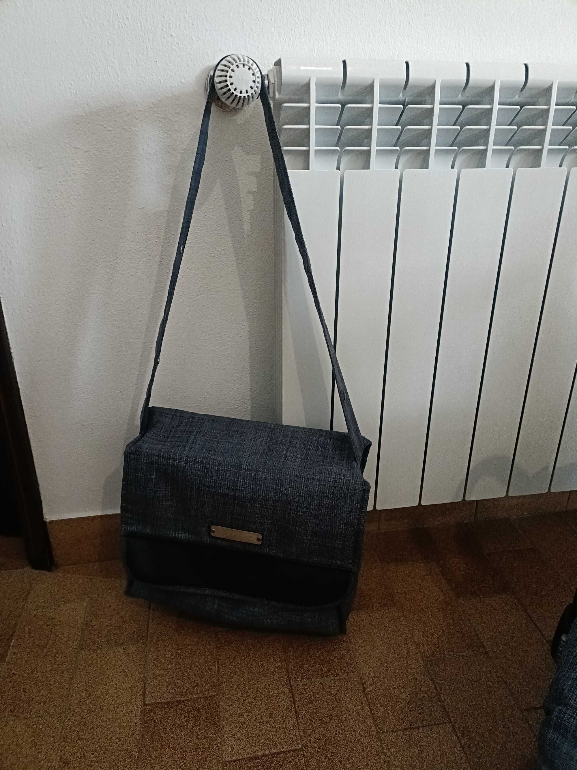 Carrinho duo Bébécar com tapa pés, mala e isofix