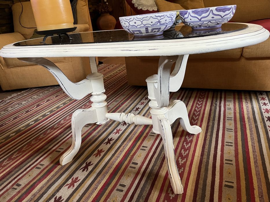 Mesa baixa de apoio com palhinha