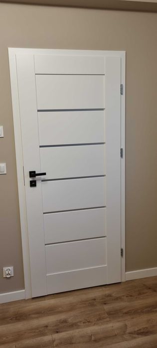 Drzwi wewnętrzne 80 Basic Fragola prawe + ościeżnica 100-140