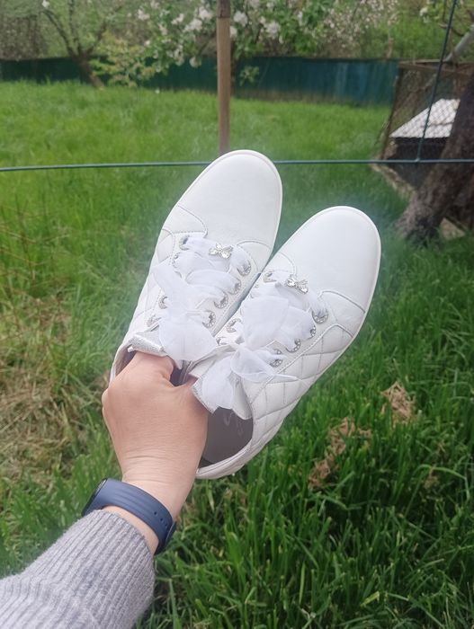 Продам білі шкіряні кросівки кеди