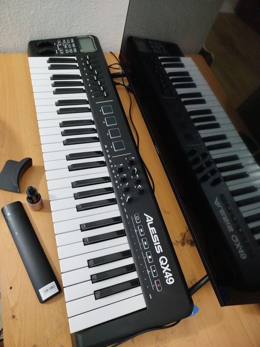 Kit estúdio teclado Alesis qx49 com pedal susten e kit  Behringer podc
