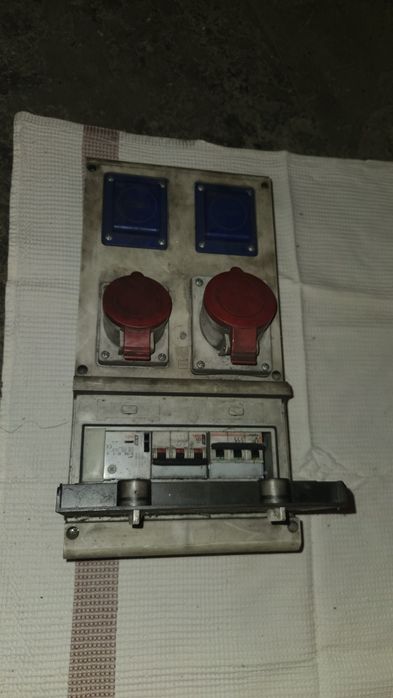 przemysłowa rozdzielnica elektryczna z gniazdami