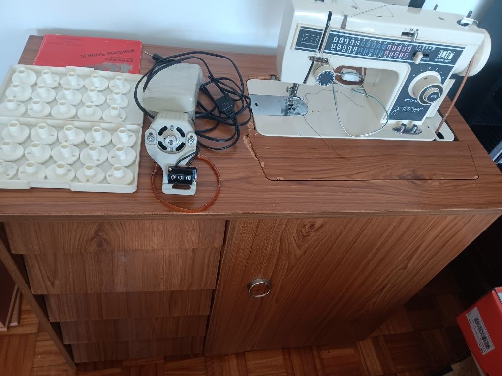 Maquina de costura e de bordar Gritzner (marca alemã)