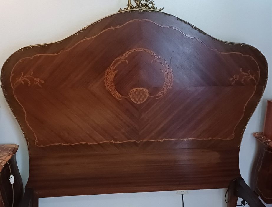 Cama de casal e mesas de cabeceira