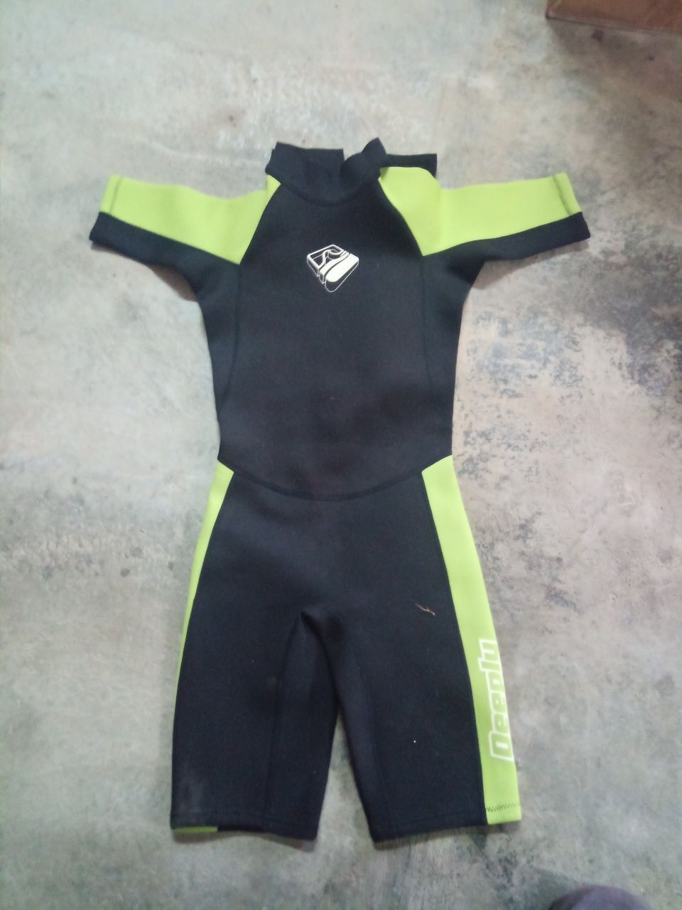 Fato de fazer surf